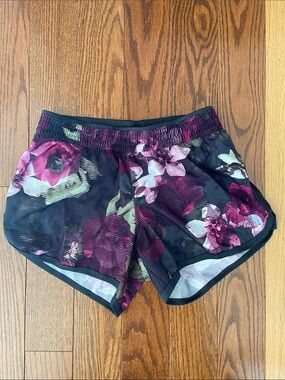 The North Face Women’s Black & Magenta Floral Athletic Shorts Size XS
